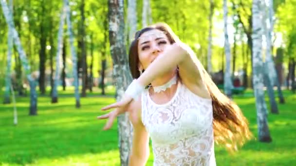 자작 나무 숲에서 공연관능한 의상을 입은 여성 댄서의 렌즈 플레어 — 비디오