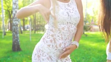 lens parlaması ile glamour kostümleri açık havada şehvetli kadın dansçılar düşük çekim