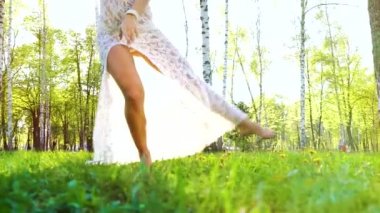 lens parlaması ile yeşil çim üzerinde yalınayak dans kadın bacakları n