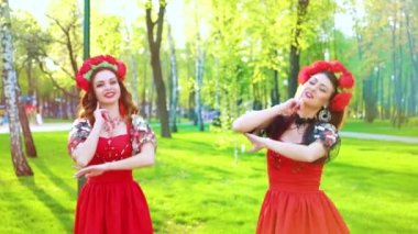 parlak kostümleri halk dansları yapan iki kadın dansçılar üzerinde lens parlama