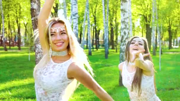 Duas mulheres em trajes de glamour e acessórios de dança em bosque de bétula iluminado pelo sol — Vídeo de Stock