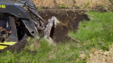 Kharkiv, Ukrayna - 06 Mayıs 2019: toprak işlerinde toprak tabakasını kaldıran ekskavatör