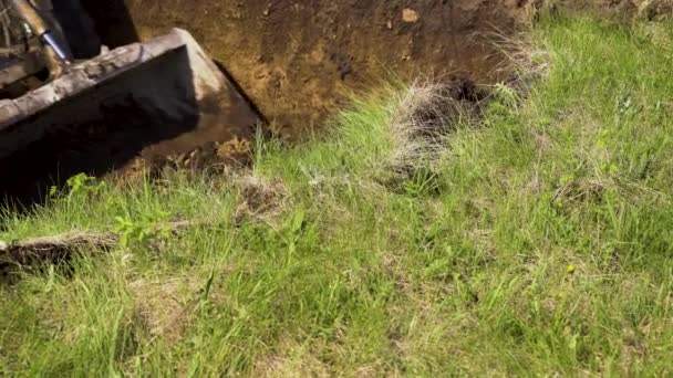 Gedeeltelijke weergave van graafmachine verwijderen laag bodem tijdens aardewerken — Stockvideo