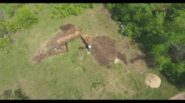 kazma ev temel çukur üzerinde toprak işleri yapan iki ekskavatör anten