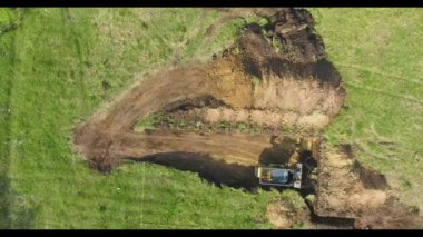 toprak işleri sırasında toprak kaldırma ekskavatör yukarıdan aşağıya çekim