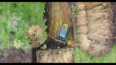 yeni ev için kazıcı kazma temel çukuru yukarıdan aşağıya çekim