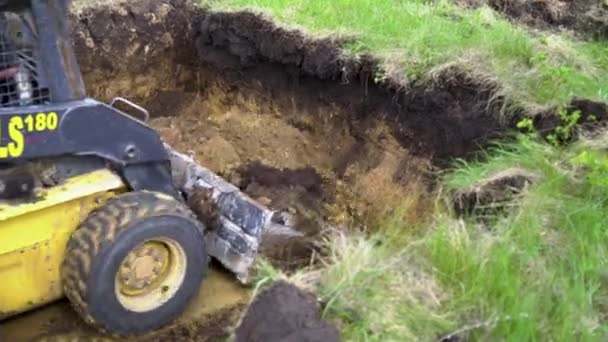 Kharkiv, Ucrania - 06 de mayo de 2019: remoción de tierra por excavadora — Vídeo de stock