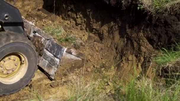 Kleine graafmachine graven funderings kuil voor nieuw huis — Stockvideo