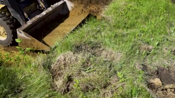 Bagger entfernt Erdschicht bei Erdarbeiten — Stockvideo