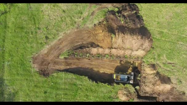 지구 작업 중 토양을 제거하는 굴삭기의 하향식 샷 — 비디오