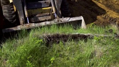 toprak işleri sırasında buldozer kova sıyrık ile çimenli toprak tabakası kaldırma