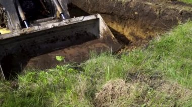 toprak işleri sırasında çimenli toprak tabakası kaldırma buldozer kısmi görünümü