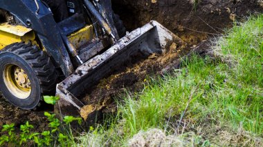 toprak işleri sırasında kirli mini yükleyici kazma çukurun kısmi görünümü