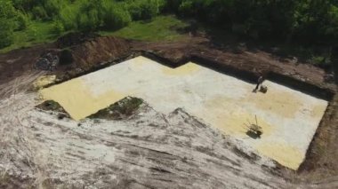 yeni evin temel çukurunda titreşimli rammer kullanarak işçinin hava