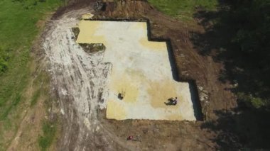 yeni evin temel çukurunda titreşimli plaka kompaktör kullanarak işçi nin anons