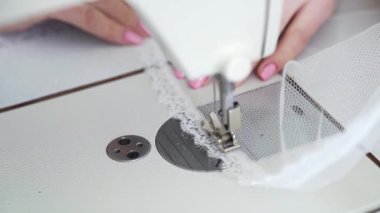 dikiş makinesi ile manikür dikiş kumaş ile kadın terzi eller in closeup