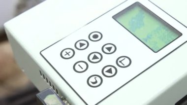 operasyonel ekranda kadın el dokunma düğmesi yakın çekim