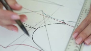 evli kadın ellerinin closeup raf odak kağıt üzerinde dikiş deseni çizim
