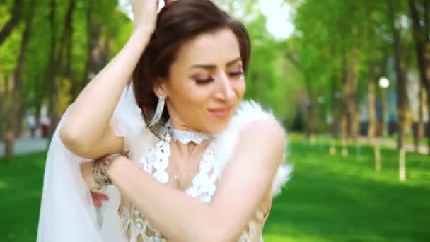 Attraktive Tänzerinnen in Glamour-Kostümen treten im sonnigen Park auf — Stockvideo