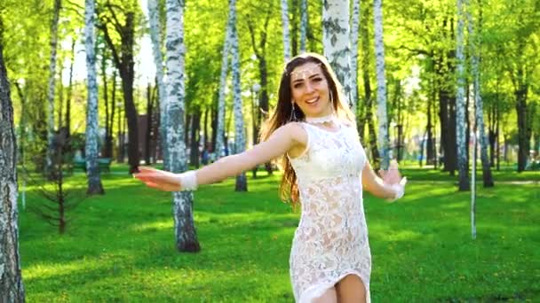 Mulher bonita em vestido sexy dançando na luz do sol no bosque de bétula — Vídeo de Stock