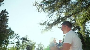 mutlu baba lens parlama ile yaz parkı onun küçük kızı kusma