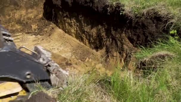Excavación pozo de cimentación para la nueva casa por mini cargador en el día soleado — Vídeo de stock