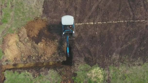 Arriba hacia abajo de la excavadora excavación trinchera de acuerdo con el marcado en el suelo — Vídeo de stock