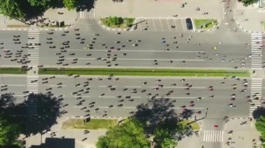 bycicle yarışması sırasında bisikletçiler tarafından kalabalık şehir yolu havadan yukarıdan aşağıya çekim