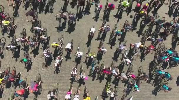 Charków, Ukraina-19 maja 2019: z góry na dół tłum ludzi na rowerach w wyścigu — Wideo stockowe