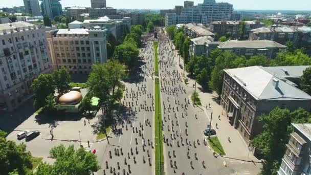 Харьков, Украина - 19 мая 2019 года: воздушная верхушка велосипедистов на велосипедном фестивале — стоковое видео