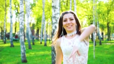 huş bahçesinde performans seksi kostüm çekici kadın dansçı güneş ışığı