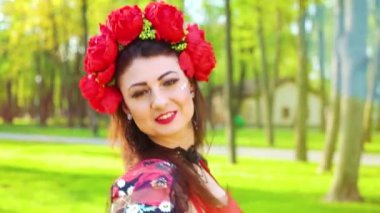 Halk stili kostümlü çekici kadın dansçı portresi.