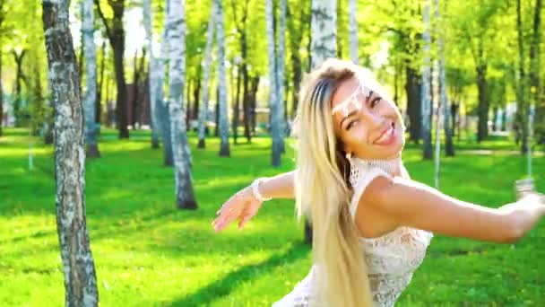 Luz do sol na jovem mulher feliz no traje glamour dançando no bosque de bétula — Vídeo de Stock