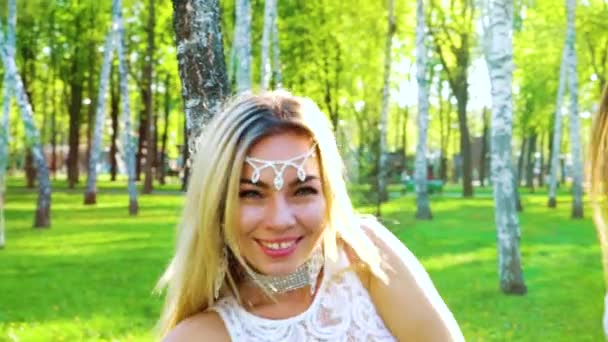 Blond i brunetka tancerki w stylowych kostiumach w słońcu wśród Birches — Wideo stockowe