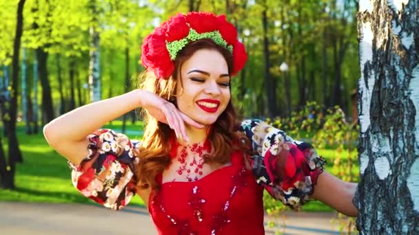 Ukrainian woman in flower circlet and folk styled costume smiling at camera — Stock Video