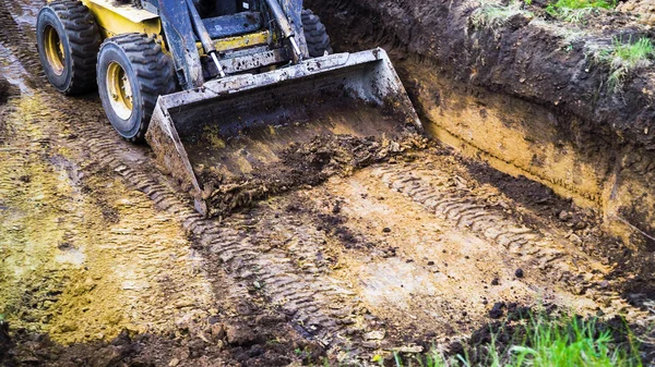 Vista ritagliata di bulldozer sporco in trincea durante i lavori di scavo — Foto Stock