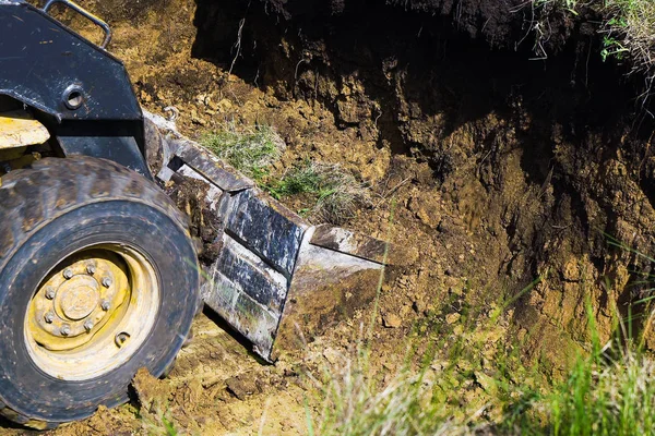 Vue recadrée du godet de bulldozer creusant une tranchée — Photo
