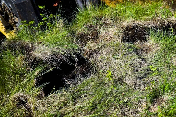 Terreno erboso essere rimosso dal bulldozer durante i lavori di scavo — Foto Stock