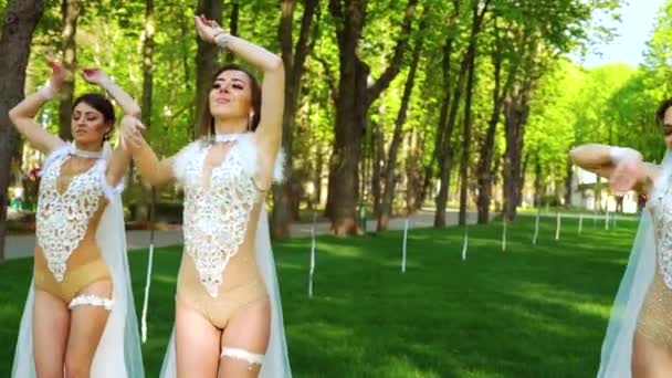 市内の公園で昼間に花嫁スタイルの衣装を着た女性ダンサーによる官能的なダンス — ストック動画