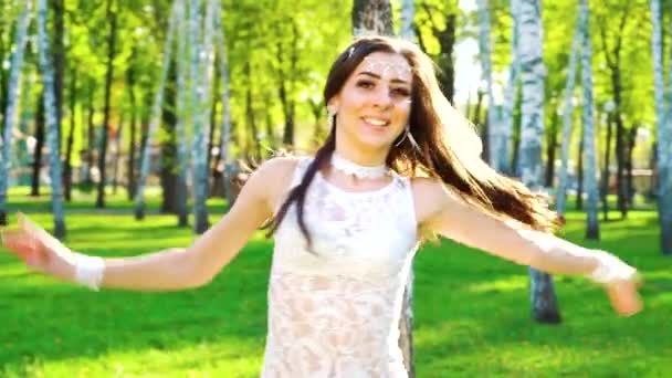 Retrato de una bonita bailarina en traje de glamour actuando en un parque soleado — Vídeos de Stock