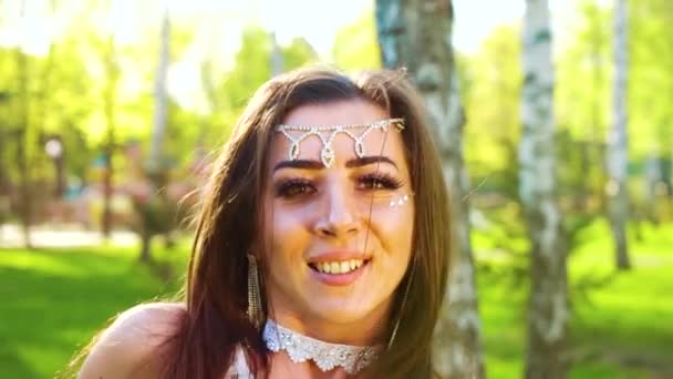 Portré gyönyörű fiatal nő a Glamour jelmeztánc a napfény kívül — Stock videók