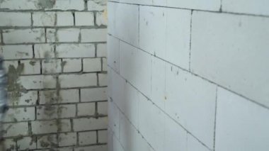 Elektrik matkap ile blok duvara vida içinde inşaat işçisi vidalama