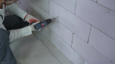 Elektrik matkap ile blok duvarında Oluşturucu Delme delikleri çekim Tilt