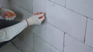 blok duvara delinmiş deliklere dübel ekleme yapıcı çekim Tilt