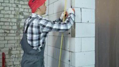 havalandırılmış beton blok duvara kelepçeleri yükleme yapıcı çekim Tilt