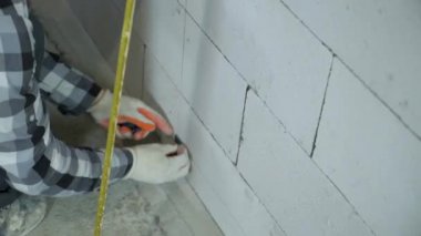 blok duvara kelepçeler yükleme inşaat işçisi çekim Tilt