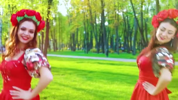 Folklór tánc az ukrán nők ragyogó jelmezek és a virág circlets — Stock videók