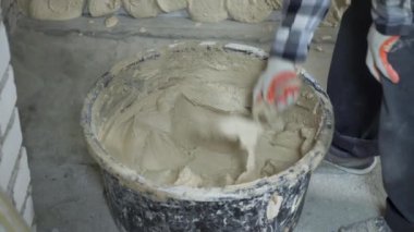 macun bıçağı ile kova sıva alarak oluşturucu kırpılmış atış