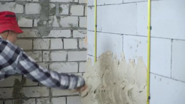 havalandırılmış beton blok duvar sıva oluşturucu kırpılmış çekim