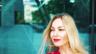 şehir sokaklarında performans parlak makyaj ile güzel kadın dansçı